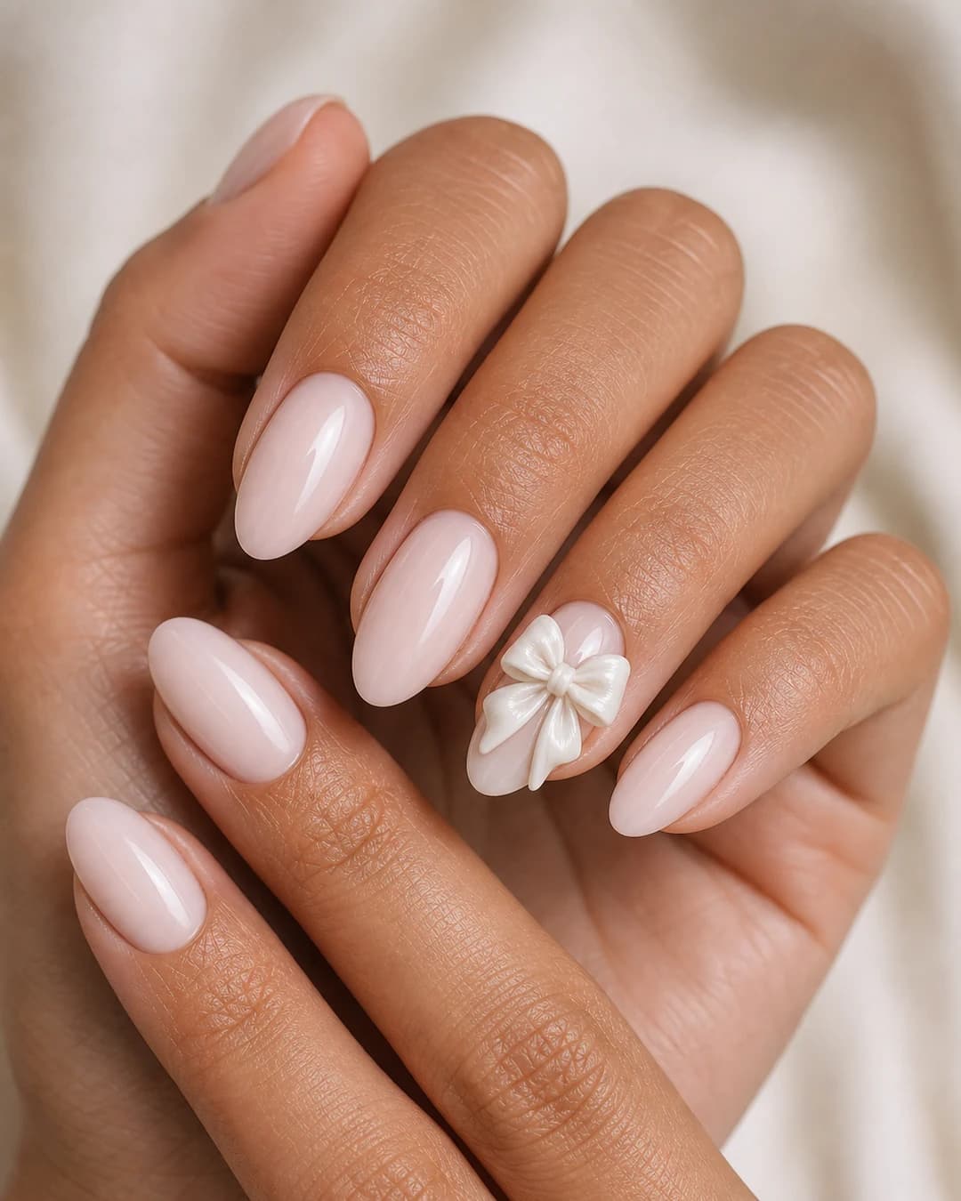 Uñas con lazo 3D blanco con volumen real esculpido en builder gel