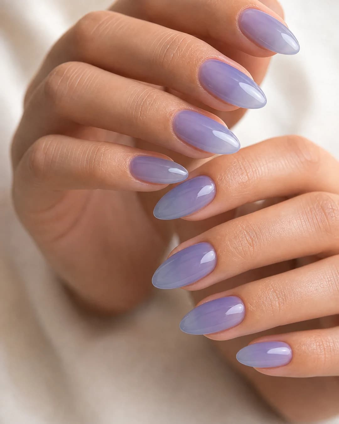 Uñas en azul lavanda translúcido tipo jelly efecto blueberry milk