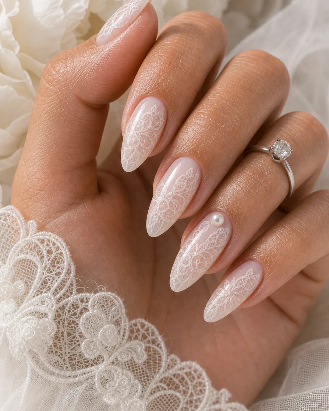 Uñas novia coquette con encaje translúcido y perla en la cutícula