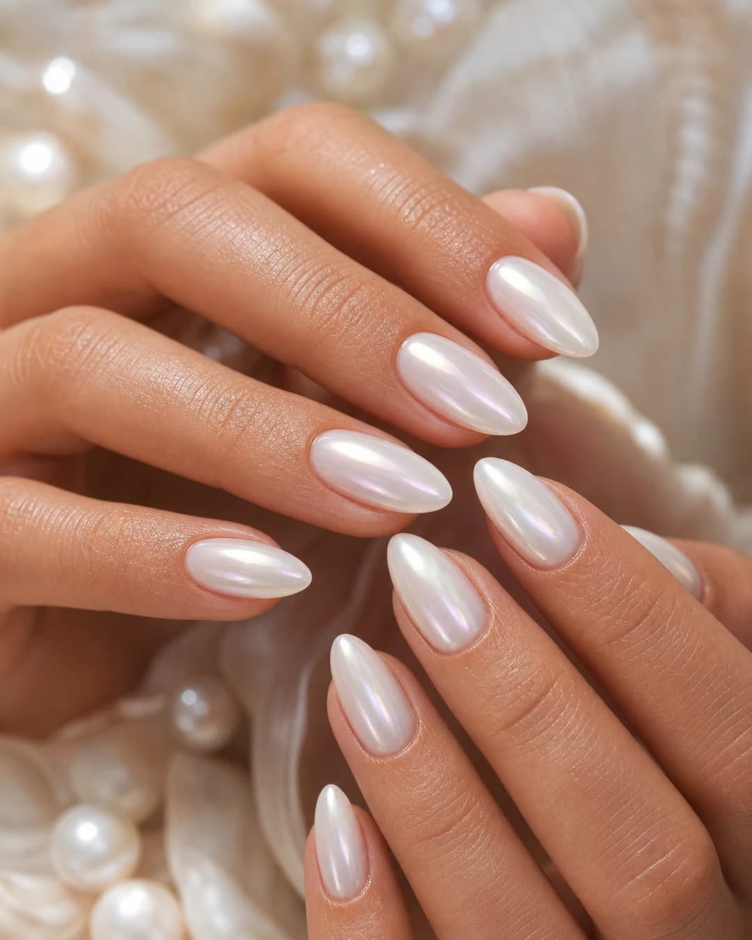 Uñas lechosas con top coat glazed iridiscente nacarado