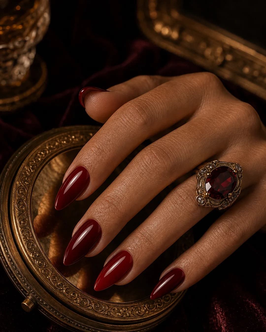 Uñas rojo cereza glossy con vintage cocktail ring fotografía detalle mob wife
