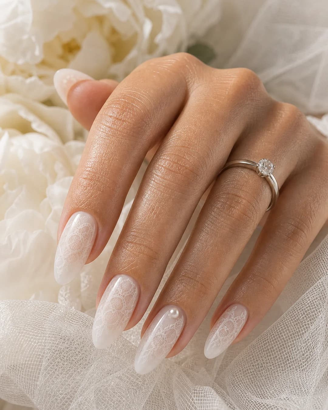 Uñas novia almendrada nude lechoso con microperla en la cutícula del anular
