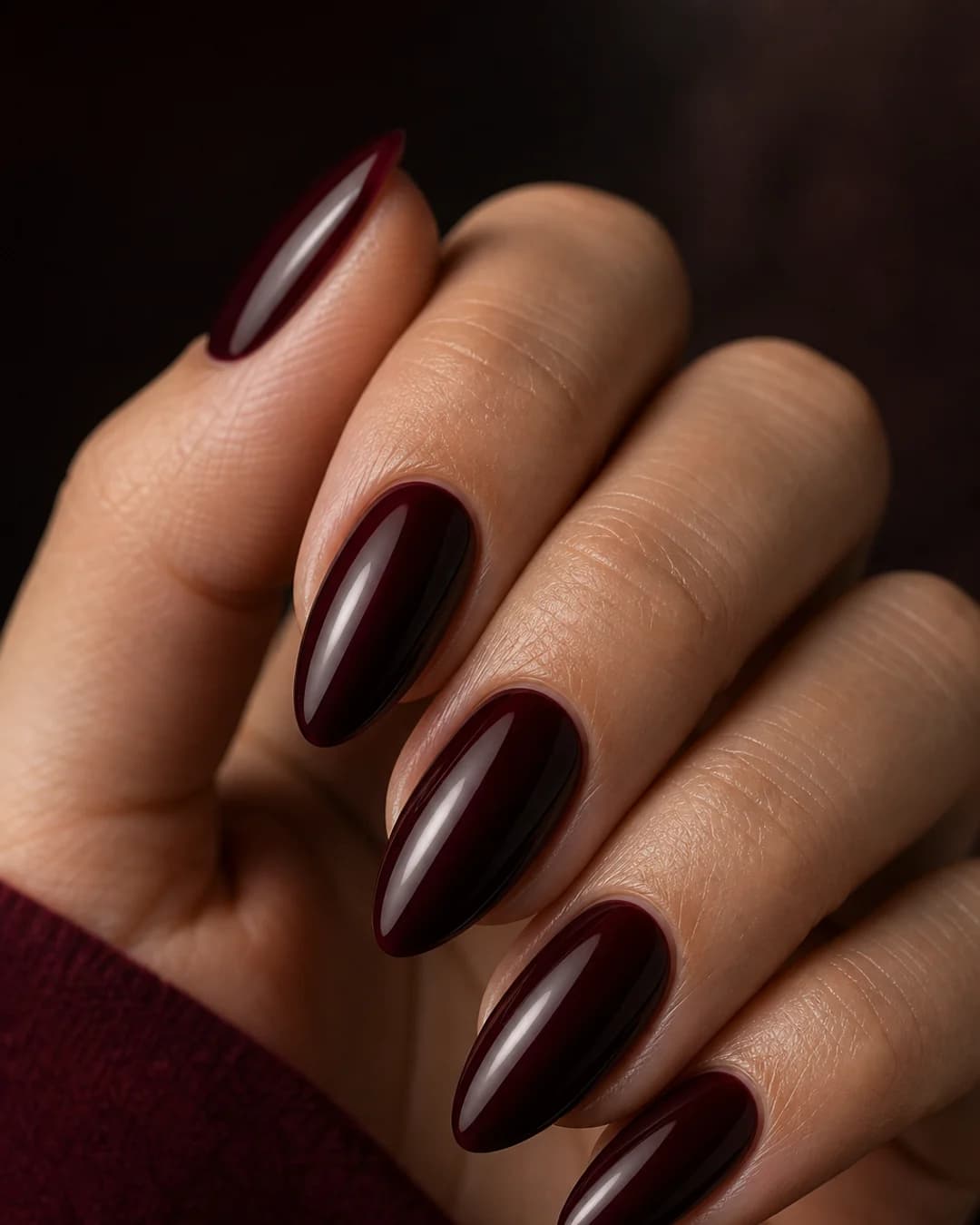 Uñas en burdeos profundo Rouge Noir cereza casi negro acabado satinado
